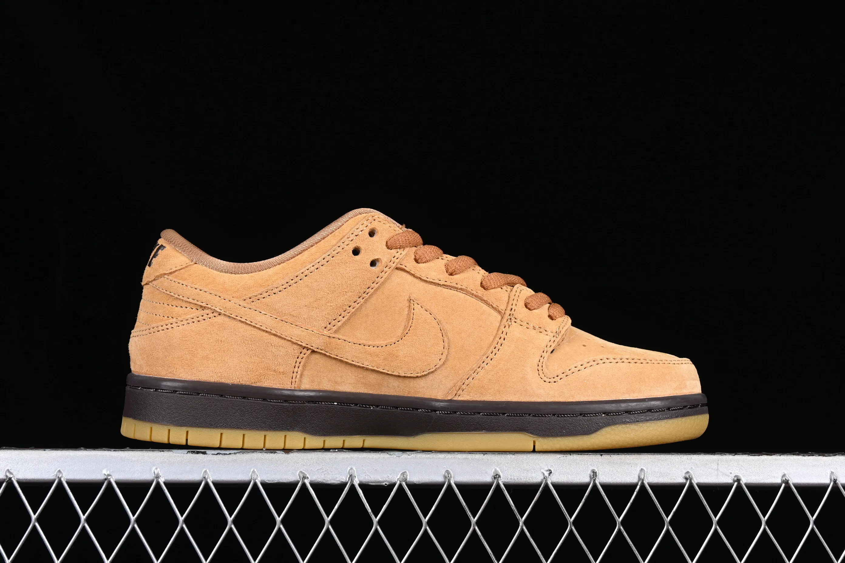 All Categories Nk SB Dunk Series Nk SB Dunk Low Low-top sneakers Nk SB Dunk Low Pro Wheat color Falling yellow low-top sports skateboard shoes BQ6817-204